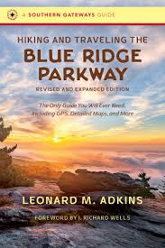 Hiking and Traveling the Blue Ridge Parkway: Revised and Expanded Edition by Leonard M. Akins